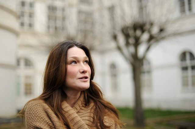 carla bruni dit chanter sur nicolas sarkozy et ne pas viser françois hollande