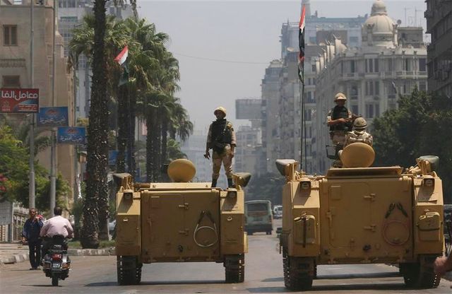 l’armée égyptienne se déploie en prévision du “vendredi de la colère”