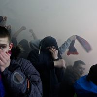 Spectateurs russes alors que des hooligans font brûler des sièges (Moscou 2012)