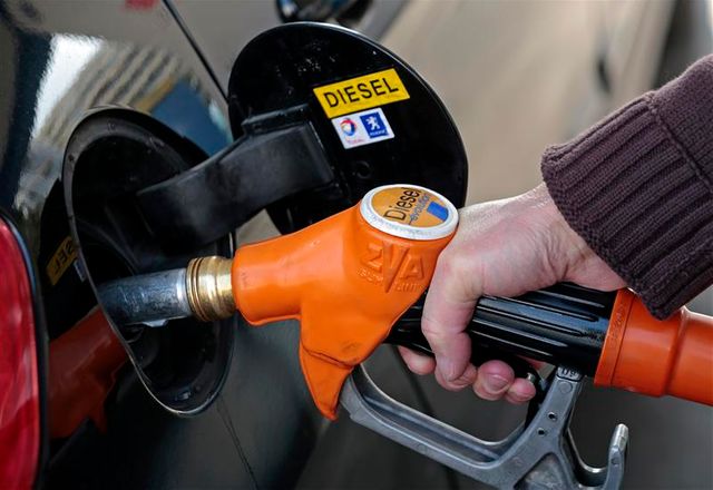 arnaud montebourg déclare qu'aucune décision n'est prévue en 2013 sur le diesel