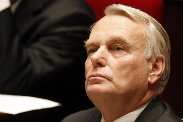 malmené, jean-marc ayrault se prévaut de la confiance de françois hollande