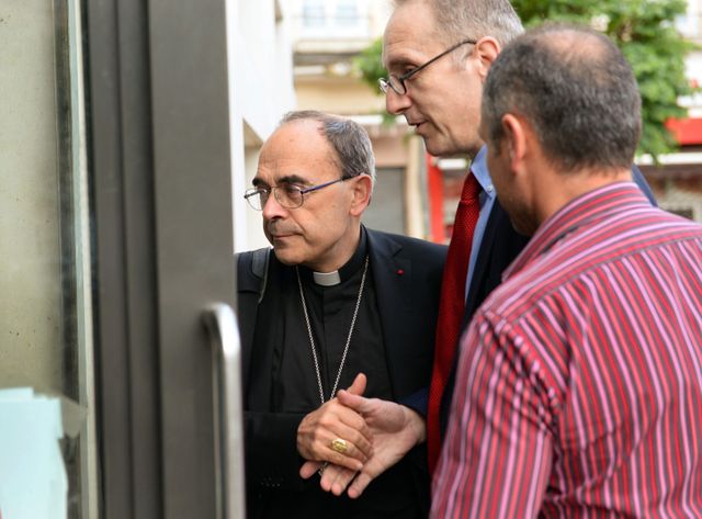Mgr Barbarin entendu par les policiers