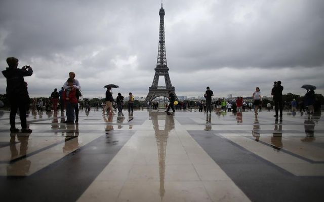 la tour eiffel évacuée après un appel malveillant