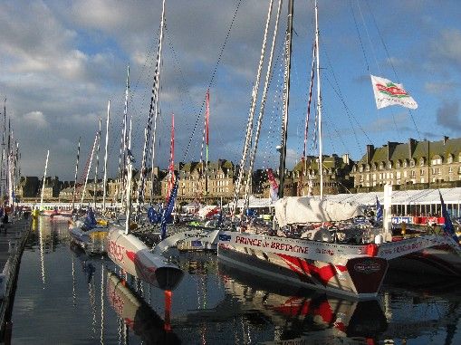 Les bateaux de la Route du Rhum devant les remparts de Saint-Malo
