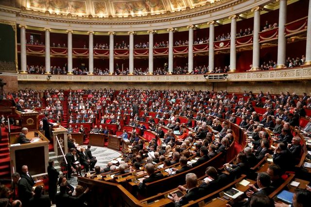 manuel valls concède des mesures sociales pour faire adopter son plan d'économies