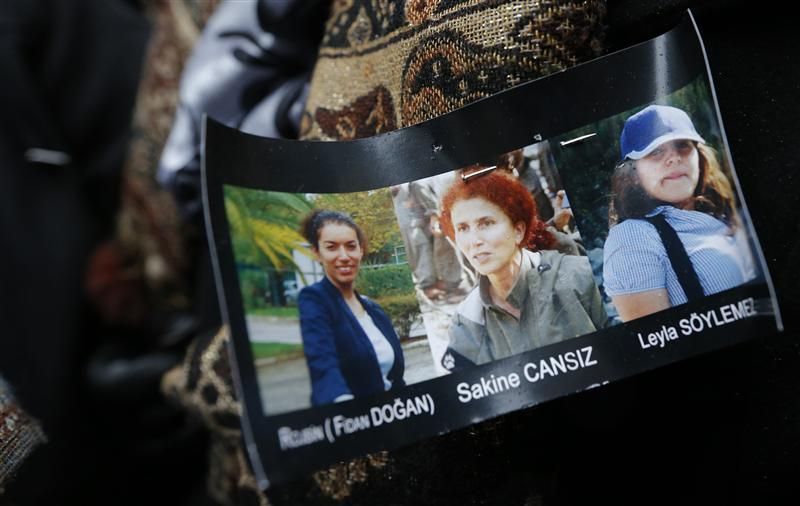 la communauté kurde rend un dernier hommage aux trois militantes assassinées