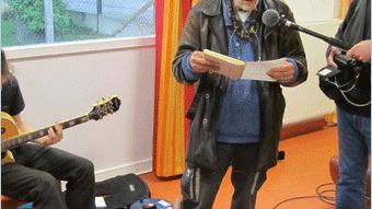 Michel lit des textes, accompagné par Félix à la guitare ©Radio France - Denis Reynaud