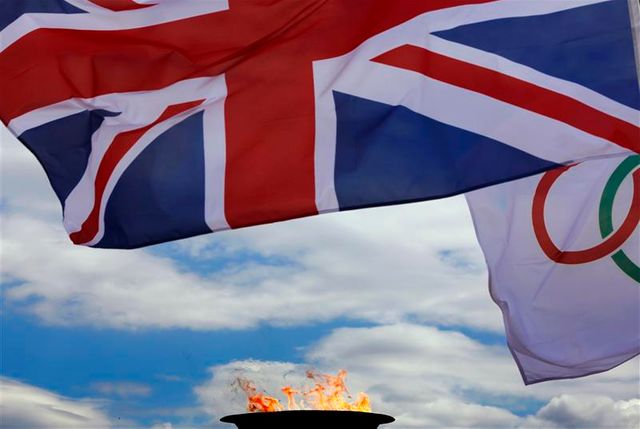 la grande-bretagne reçoit officiellement la flamme olympique