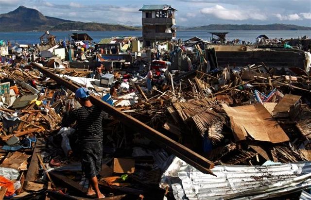 aux philippines, les rescapés du typhon haiyan entament la reconstruction