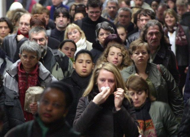 le moral économique des français reste bas mais s'améliore