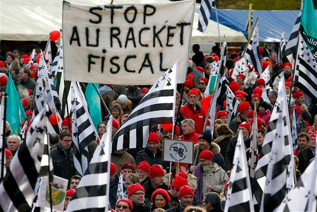 les "bonnets rouges" manifestent à carhaix