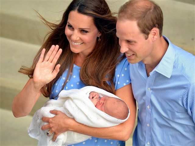 première apparition de william et kate avec le "royal baby"