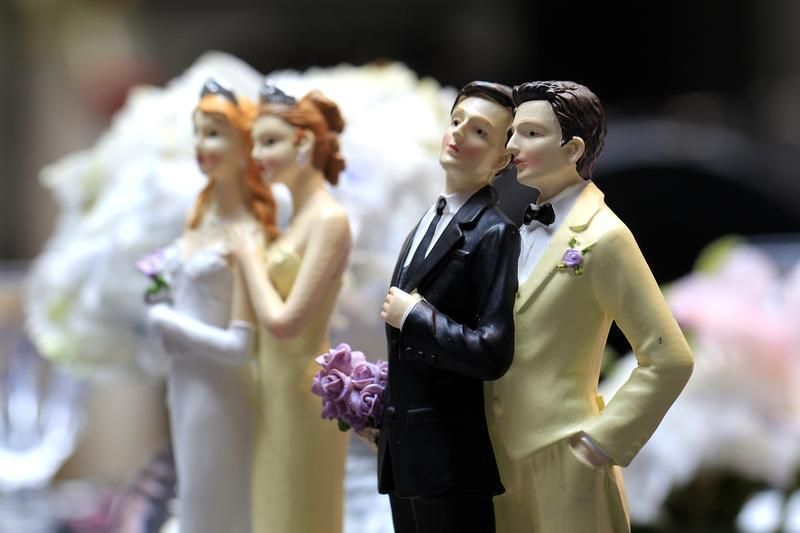 un couple porte plainte contre un maire anti-mariage gay