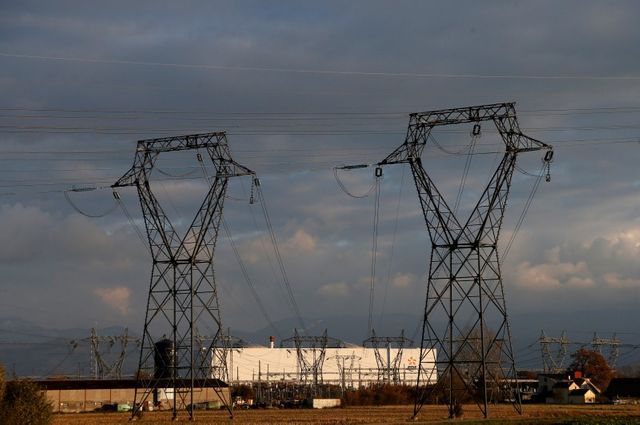 des militants de greenpeace s'introduisent dans la centrale de fessenheim