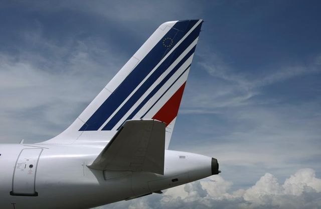 un avion air france immobilisé à niamey après la chute d'un corps