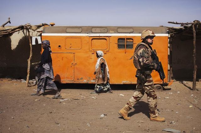rpt-la france paie son engagement au mali avec les prises d’otages, selon françois hollande