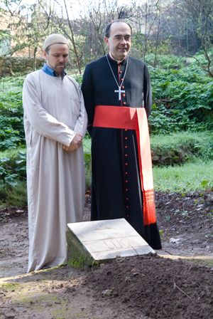 A Tibéhirine, sur la tombe de Luc.