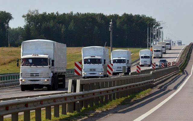 un convoi d'aide humanitaire russe en route vers l'ukraine