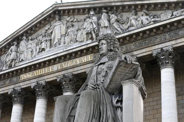 majorite réduite mais acquise pour manuel valls à l'assemblée