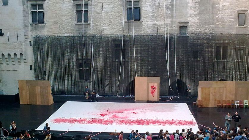 Scène de la Cour d'honneur à Avignon après un spectacle de W.Mouawad en 2009.