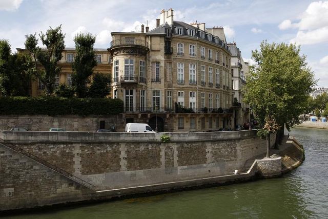 important incendie à l'hôtel lambert à paris