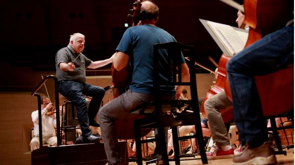 Leonard Slatkin sur la scène du Suntory Hall de Tokyo quelques heures avant le concert. (© Victor Tribot Laspière / France Musique)