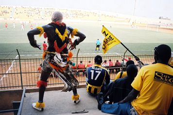 Demi finale de Ligue africaine entre Saint Louis et un club du Mali. Les supporters dansent au son des percussions