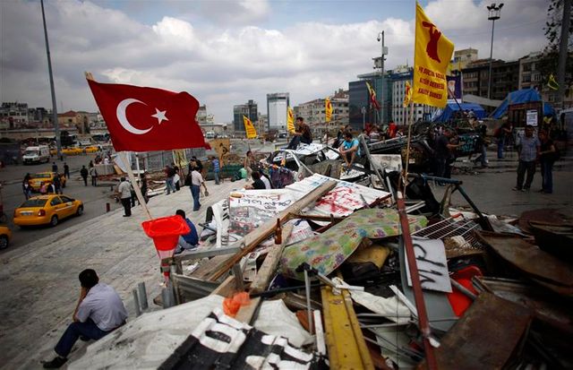 les occupants du parc gezi à istanbul poursuivent leur mouvement