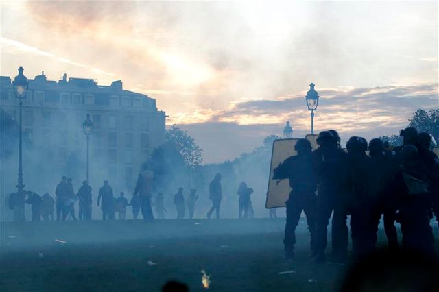 heurts entre forces de l'ordre et groupes d'extrême droite à l'issue de "la manif pour tous"