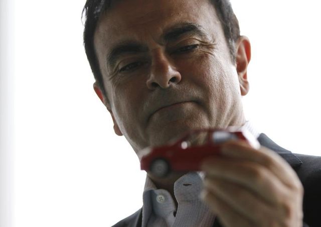 carlos ghosn appelé par pierre moscovici à faire un effort sur son salaire