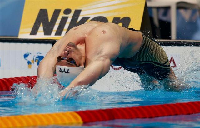 camille lacourt en demi-finales du 50m dos à barcelone