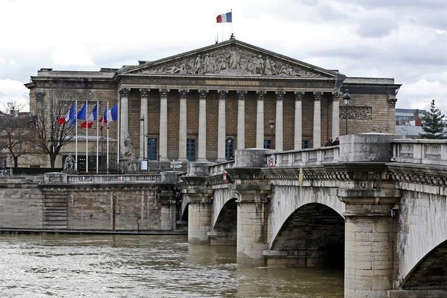 pour un français sur deux, la plupart des hommes politiques sont corrompus