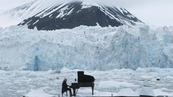Ludovico Einaudi devant le glacier norvégien Wahlenbergbreen filmé par l'ONG Greenpeace (Espagne) ©capture/Youtube