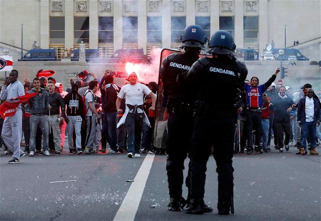 des incidents ternissent le sacre du psg à paris