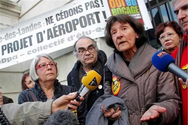 manifestation d'élus contre le projet d'aéroport de nantes