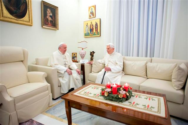 le pape françois et benoît xvi prient ensemble avant noël