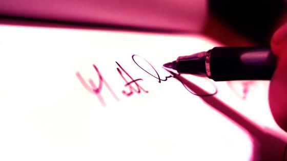 Someone writing signature with a pen and white paper ©Sipa - Daniel Buxton / Rex Fea/REX/SIPA