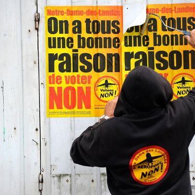 Un opposant à l'aéroport de Notre-Dame-des-Landes colle des affiches