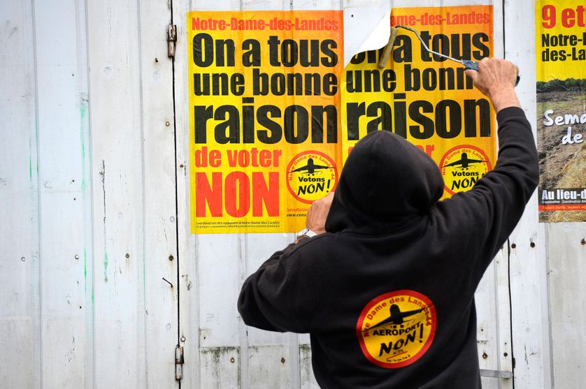 Un opposant à l'aéroport de Notre-Dame-des-Landes colle des affiches