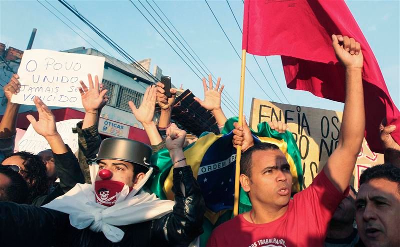 face aux manifestations, rio et sao paulo abrogent la hausse des prix des transports
