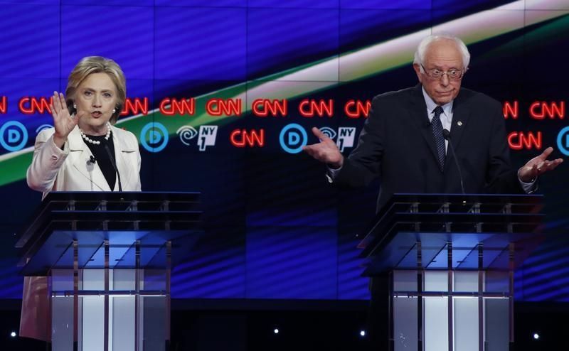 Débat entre les candidats Hilary Clinton et Bernie Sanders en avril 2016