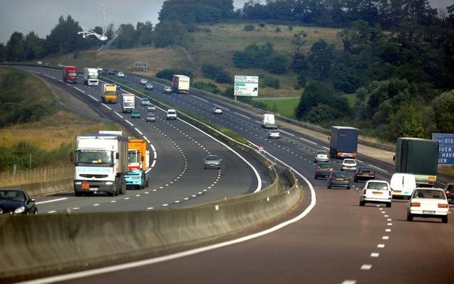 la cour des comptes épingle les relations entre état et sociétés d'autoroutes.