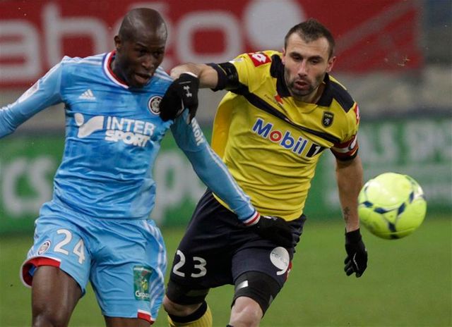 l'om s'incline nettement sur la pelouse de sochaux
