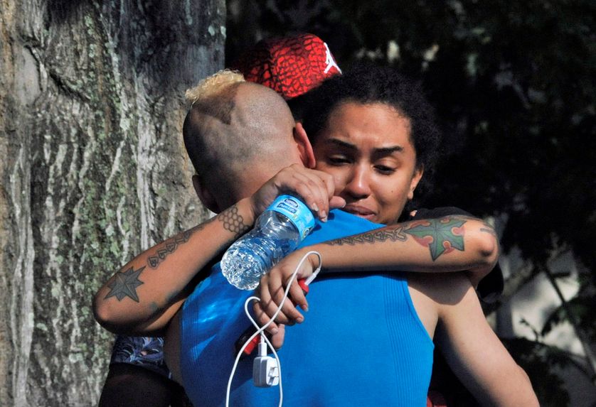 Amis et proches se retrouvant près du commissariat d'Orlando