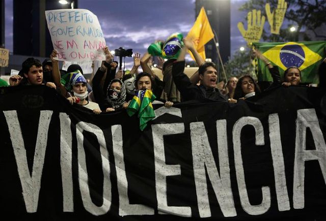 les brésiliens manifestent en masse