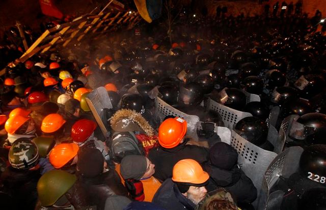 la police ukrainienne à l'assaut de la place de l'indépendance, à kiev