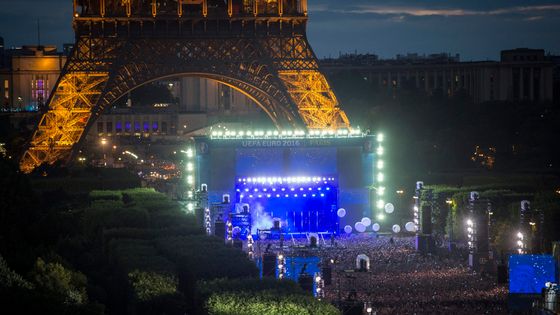 La Fan Zone au Champ de Mars à Paris ©Maxppp - JEREMY LEMPIN