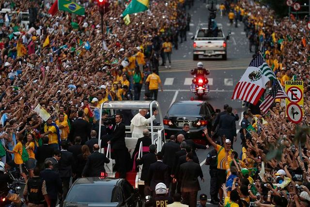 une foule immense accueille le pape à rio de janeiro
