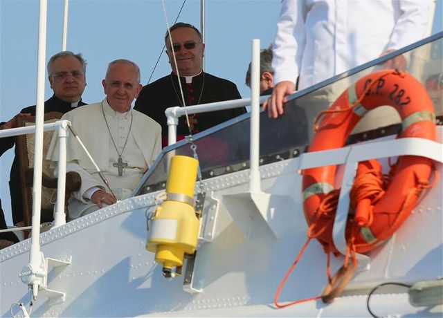 le pape françois à lampedusa