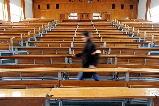 manuel valls n'écarte pas l'interdiction du voile à l'université